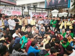 Ketua DPRD Sumbar Muhidi menemui massa aksi yang tergabung ke dalam Aliansi Badan Eksekutif Mahasiswa (BEM) Sumatera Barat (SB)