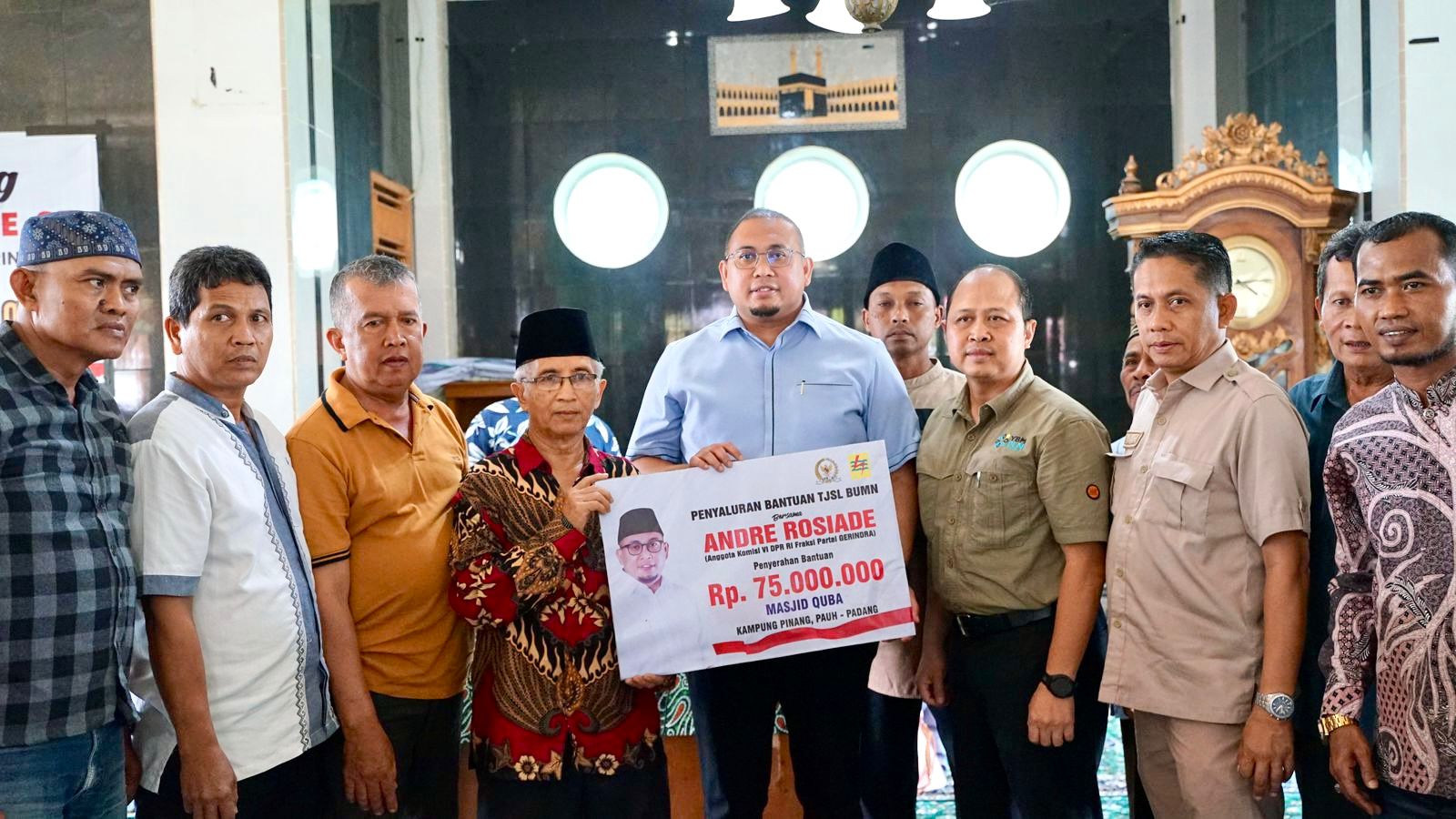 Andre Rosiade Serahkan Bantuan Rp75 Juta untuk Masjid Quba Kampung Pinang Padang