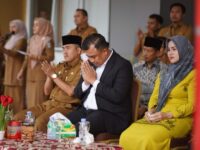 Suasana haru menyelimuti halaman Kantor Bupati Dharmasraya pada apel akbar yang digelar di halaman kantor Bupati Dharmasraya, Senin