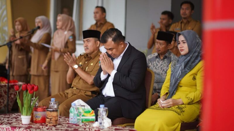 Suasana haru menyelimuti halaman Kantor Bupati Dharmasraya pada apel akbar yang digelar di halaman kantor Bupati Dharmasraya, Senin