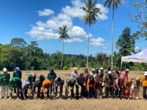 Mahasiswa KKN UNAND Tanam Jagung Bersama Kelompok Tani Nagari III Koto Aur Malintang Timur