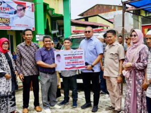 Wakil Ketua Komisi VI DPR RI Andre Rosiade menyerahkan satu unit ambulans kepada Yayasan Sumbar Rakyat Madani di halaman Masjid Al Ikhwan