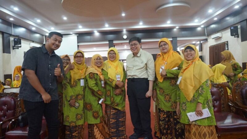 Anggota DPR Ajak Kader Aisyiah Sumbar Tanam Padi dengan Pola Sawah Pokok Murah