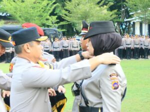 Kapolda Sumbar Irjen Pol Gatot Tri Suryanta melantik satu-satunya Polwan menjabat sebagai Kapolsek di Sumbar. Dia adalah AKP Herlina.