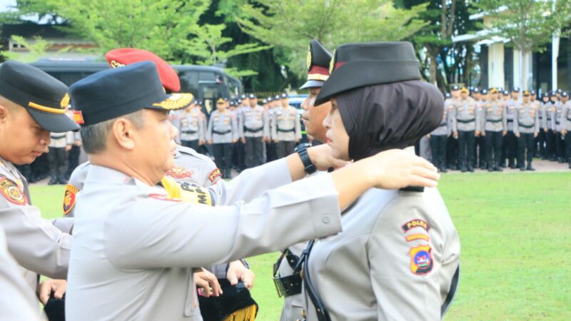 Kapolda Sumbar Irjen Pol Gatot Tri Suryanta melantik satu-satunya Polwan menjabat sebagai Kapolsek di Sumbar. Dia adalah AKP Herlina.