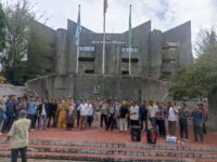 Puluhan massa dari dosen dan mahasiswa Universitas Andalas (Unand) menggelar aksi damai di depan gedung Rektorat Unand buntut tukin