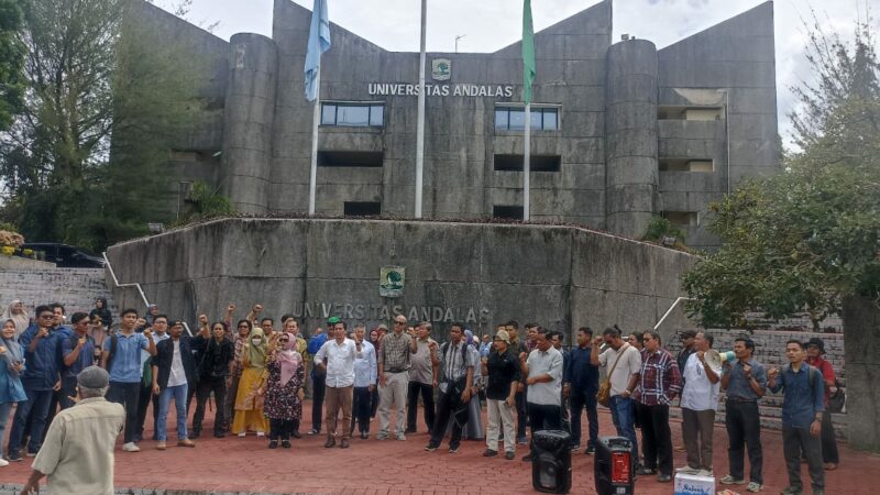 Puluhan massa dari dosen dan mahasiswa Universitas Andalas (Unand) menggelar aksi damai di depan gedung Rektorat Unand buntut tukin