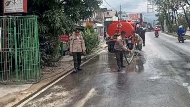 Dishub Padang akan menindak tegas sopir dan pengusaha truk angkut barang yang tidak menerapkan SOP ketat dalam beroperasi.