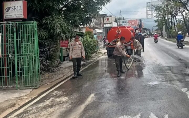 Dishub Padang akan menindak tegas sopir dan pengusaha truk angkut barang yang tidak menerapkan SOP ketat dalam beroperasi.