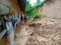 Hujan deras disertai angin kencang melanda Kabupaten Solok, Sumbar, sejak Rabu hingga Kamis (26-27/2/2025). Akibatnya sembilan daerah