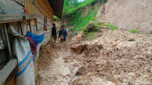 Hujan deras disertai angin kencang melanda Kabupaten Solok, Sumbar, sejak Rabu hingga Kamis (26-27/2/2025). Akibatnya sembilan daerah