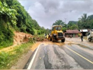 Curah hujan tinggi disertai angin ribut (siklon) menyebabkan banjir dan longsor di beberapa daerah di Kabupaten Sijunjung, Kamis (27/2/2025).