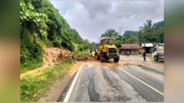 Curah hujan tinggi disertai angin ribut (siklon) menyebabkan banjir dan longsor di beberapa daerah di Kabupaten Sijunjung, Kamis (27/2/2025).
