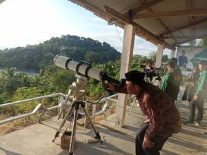 Hilal tidak terlihat di Sumbar lantaran tertutup awan. Hal itu disampaikan oleh Ketua Tim Hisab Rukyatul Hilal Sumbar, Ikrar Abdi.