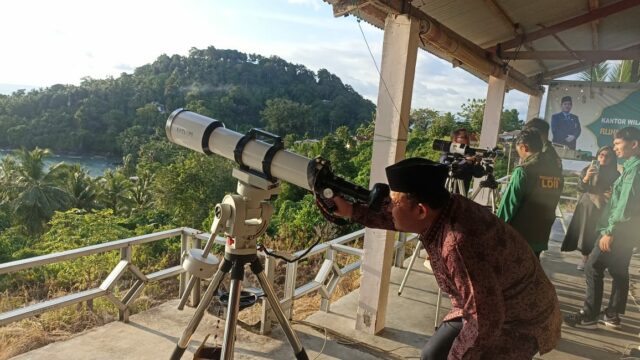 Hilal tidak terlihat di Sumbar lantaran tertutup awan. Hal itu disampaikan oleh Ketua Tim Hisab Rukyatul Hilal Sumbar, Ikrar Abdi.