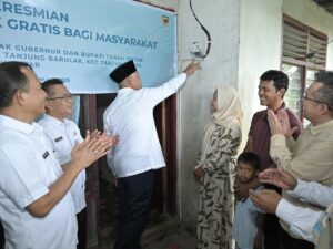 Bersama PLN dan BINDA Sumbar, Gubernur Mahyeldi Resmikan Penyalaan Listrik Gratis bagi Masyarakat Tanjung Barulak