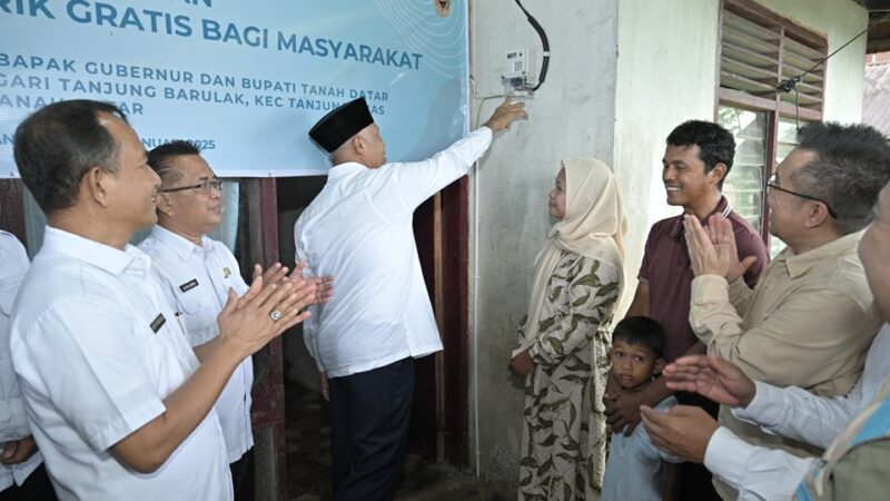 Bersama PLN dan BINDA Sumbar, Gubernur Mahyeldi Resmikan Penyalaan Listrik Gratis bagi Masyarakat Tanjung Barulak