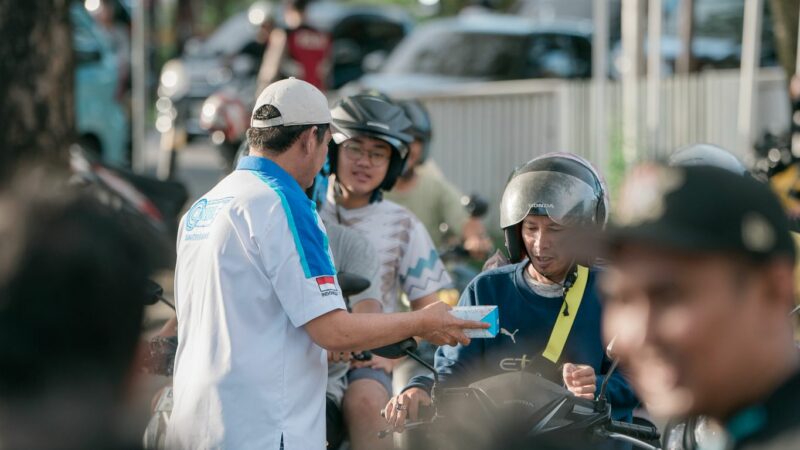 Komunitas Moge IMBI Sumbar Berbagi Takjil di Padang