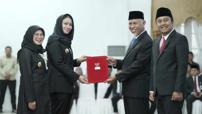 Bupati Dharmasraya Annisa Suci Ramadhani dan Wabup Leli Arni menerima Surat Keputusan (SK) Pelantikan dari Kementerian Dalam Negeri