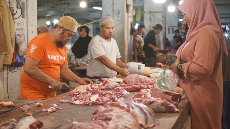 Sehari Jelang Ramadan, Daging dan Bumbu Rendang Laris Manis di Pasar Pusat Padang Panjang