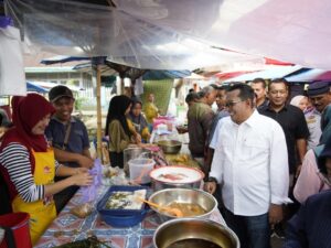 Pulang dari Retret, Bupati Tanah Datar Pantau Pasar Pabukoan