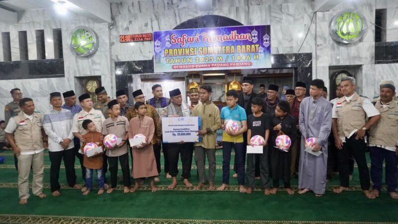 Diserahkan Kapolda, Masjid Zu'ama Padang Panjang Terima Bantuan Rp50 Juta dari Pemprov Sumbar