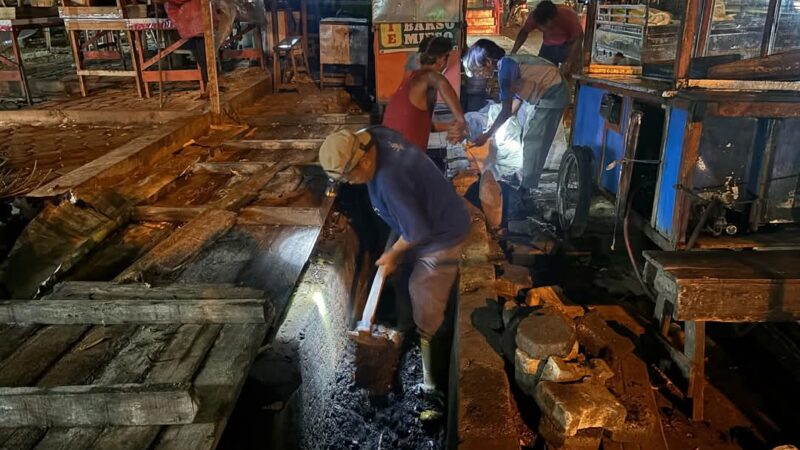 PUPR Padang Bersihkan Drainase di Malam Hari, Antisipasi Genangan Air