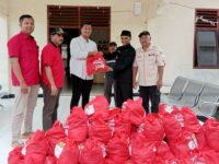 Ketua PDIP Sumbar Bagikan 125 Paket Sembako bagi Warga Terdampak Banjir di Dharmasraya