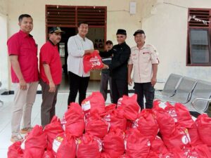 Ketua PDIP Sumbar Bagikan 125 Paket Sembako bagi Warga Terdampak Banjir di Dharmasraya