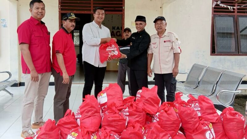 Ketua PDIP Sumbar Bagikan 125 Paket Sembako bagi Warga Terdampak Banjir di Dharmasraya