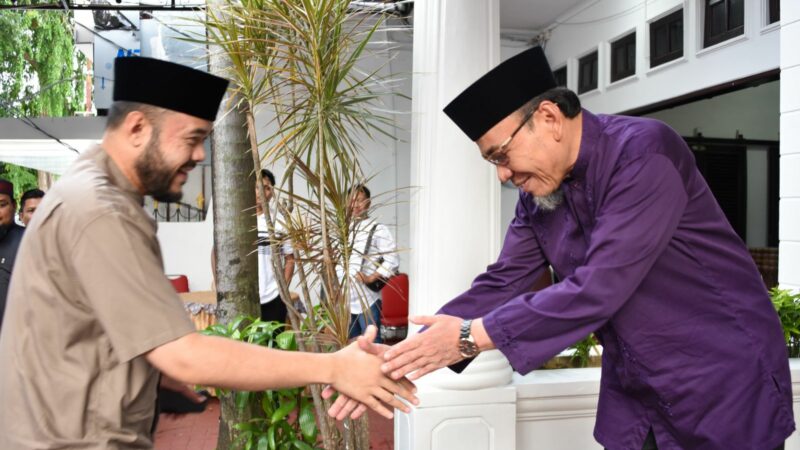 Tempati Rumah Dinas, Wawako Padang Gelar Buka Puasa Bersama Warga