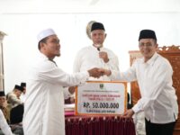 Safari Ramadan ke Masjid Al Ihsan Nagari Salayo Tanang, Gubernur Mahyeldi Serahkan Bantuan
