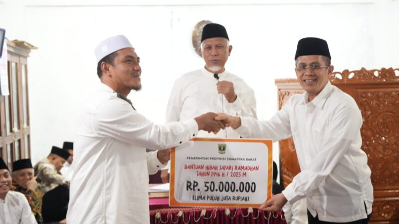 Safari Ramadan ke Masjid Al Ihsan Nagari Salayo Tanang, Gubernur Mahyeldi Serahkan Bantuan