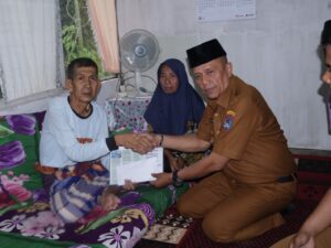 Berjuang Lawan Penyakit, Wako Payakumbuh Salurkan Bantuan untuk 3 Warga Latina