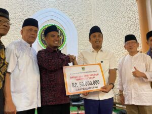 Wagub Sumbar Serahkan Bantuan Rp50 Juta untuk Masjid Muhsinin Payakumbuh Utara