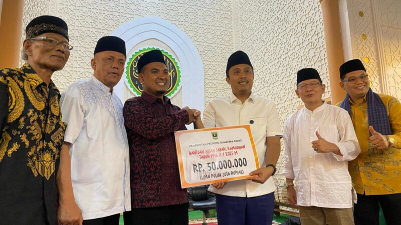 Wagub Sumbar Serahkan Bantuan Rp50 Juta untuk Masjid Muhsinin Payakumbuh Utara