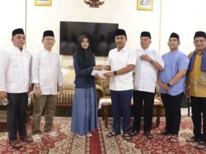 Wako Payakumbuh Dampingi Wagub Vasko Serahkan Beasiswa 5 Pelajar Berprestasi