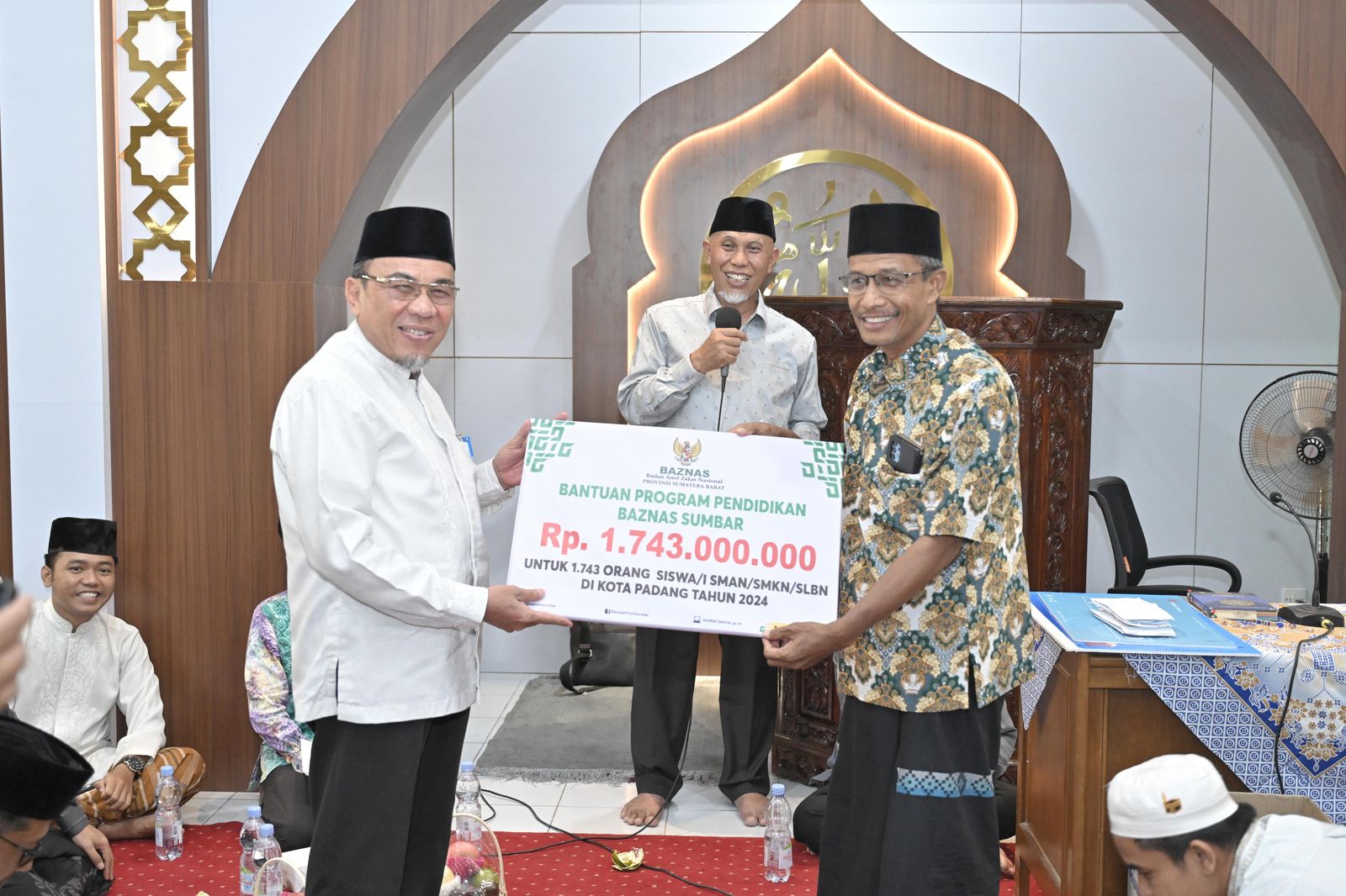 Pemko Padang Terima Rp1,74 Miliar dari Baznas Sumbar untuk Siswa SMA Sederajat di Padang