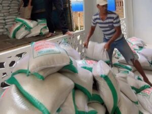 Pendiri Indah Group Arisal Aziz Bagikan 250 Ton Beras untuk Fakir Miskin di Sumbar