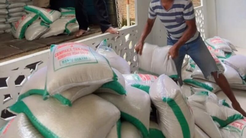 Pendiri Indah Group Arisal Aziz Bagikan 250 Ton Beras untuk Fakir Miskin di Sumbar