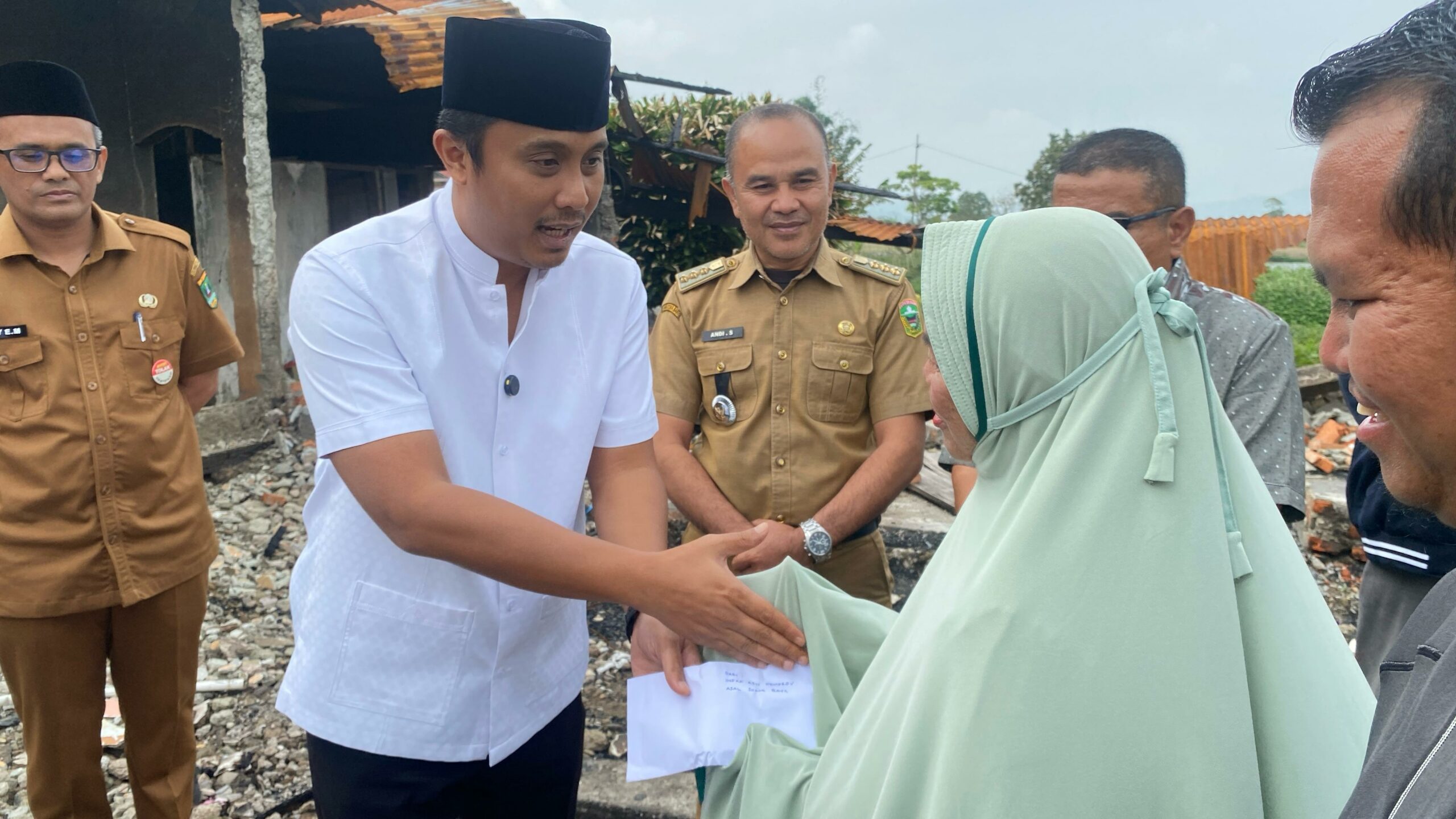 Wagub Vasko Berikan Bantuan Rp25 Juta untuk Keluarga Sarima Korban Kebakaran di Solok