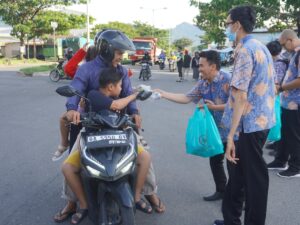 Selama Bulan Ramadan, Masjid Asy-Syifa SPH Bagikan Takjil kepada Pasien dan Masyarakat