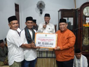Gubernur Mahyeldi Serahkan Bantuan untuk Masjid Ar Rahman Kampung Baringin