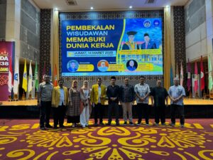 Masuki Dunia Kerja, Dirkeu PT Semen Padang Beri Pembekalan kepada Calon Wisudawan UNP