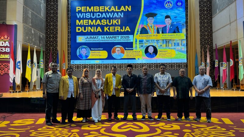 Masuki Dunia Kerja, Dirkeu PT Semen Padang Beri Pembekalan kepada Calon Wisudawan UNP