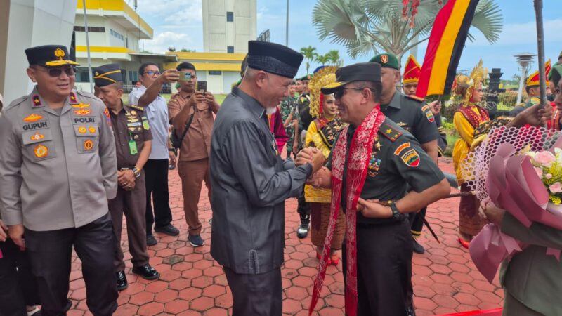 Gubernur Mahyeldi Sambut Kedatangan Danrem 032/Wirabraja yang Baru