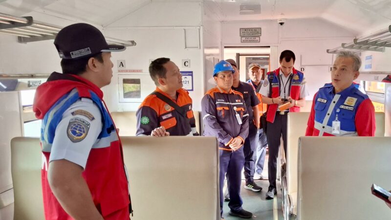 Kepala KAI Divre II Sumbar Cek 12 Unit Kereta yang Baru Tiba di Depo Kereta Padang