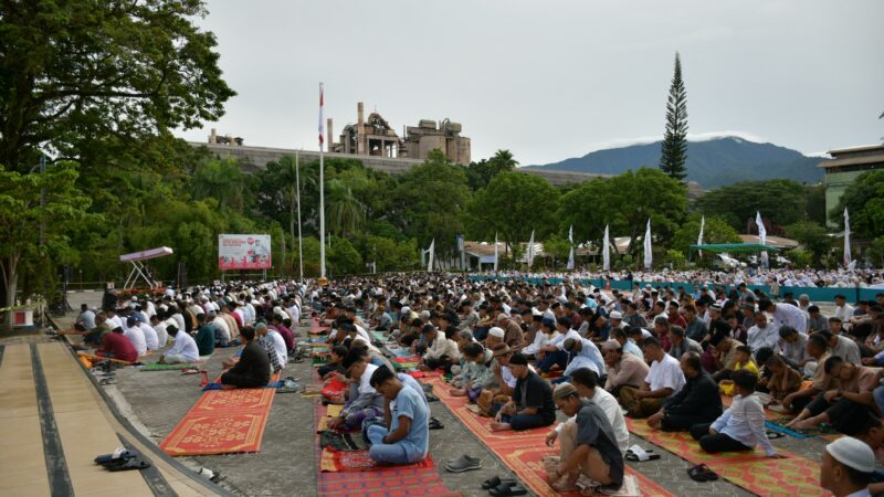 Ribuan Jemaah Padati Salat Ied di Plaza Kantor Pusat PT Semen Padang