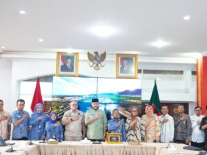 Ombudsman dan Wali Kota Padang Sepakat Larang Penjualan Seragam di Sekolah