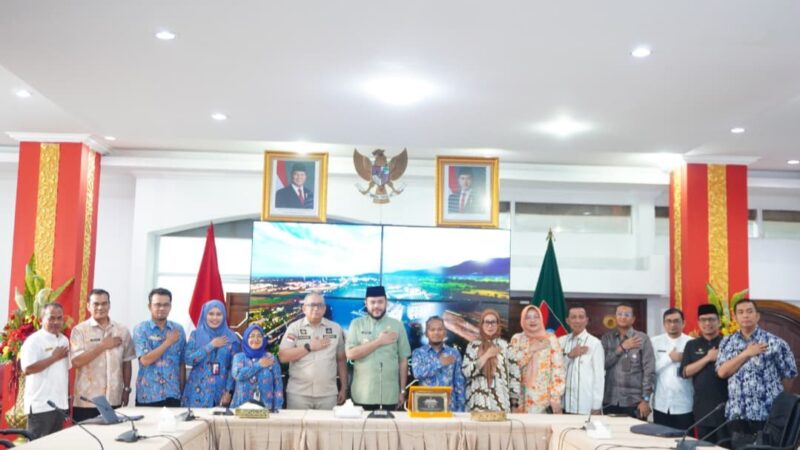 Ombudsman dan Wali Kota Padang Sepakat Larang Penjualan Seragam di Sekolah